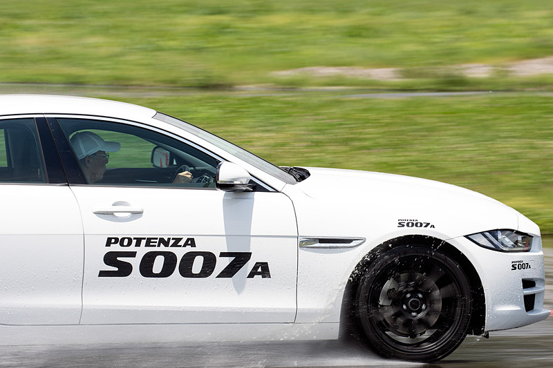 S001とS007Aのウェット路面における比較試乗