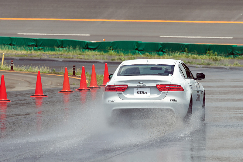 S001とS007Aのウェット路面における比較試乗