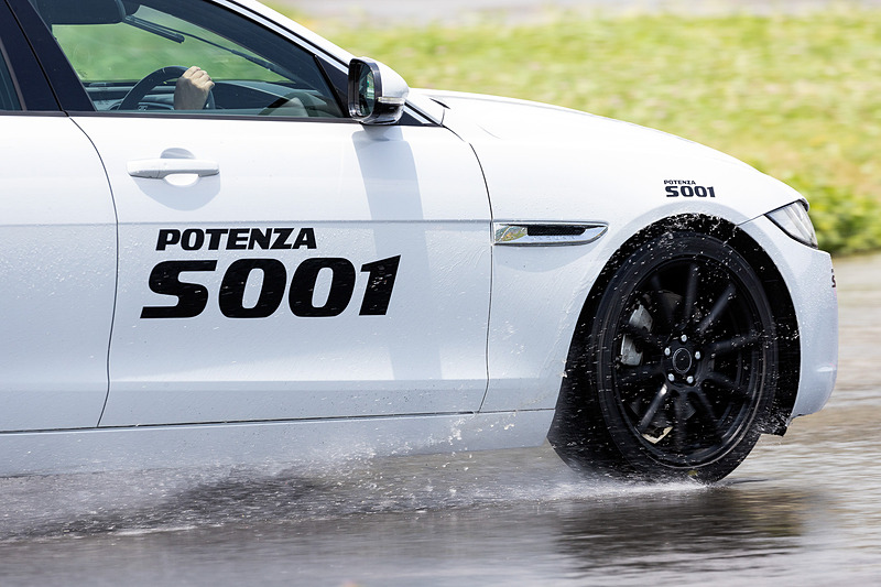 S001とS007Aのウェット路面における比較試乗