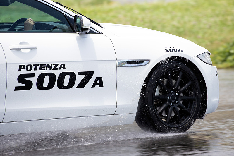 S001とS007Aのウェット路面における比較試乗