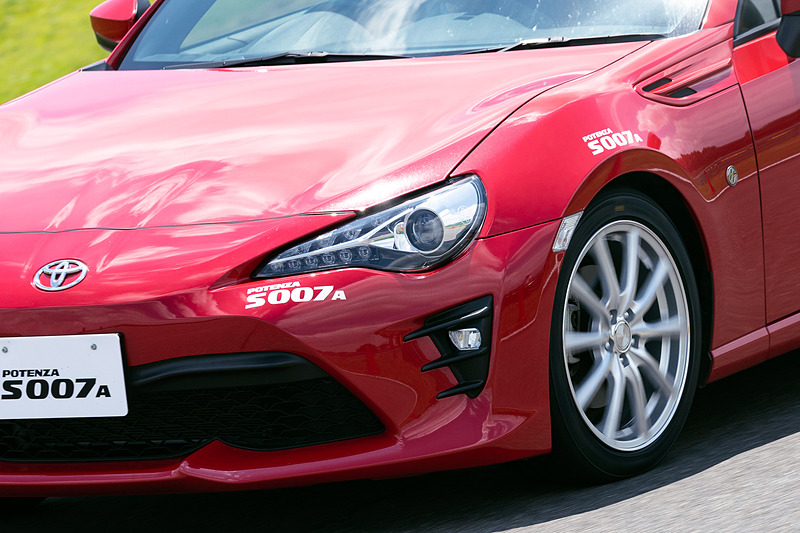 ドライ路面はアウディ A4とトヨタ 86で比較試乗