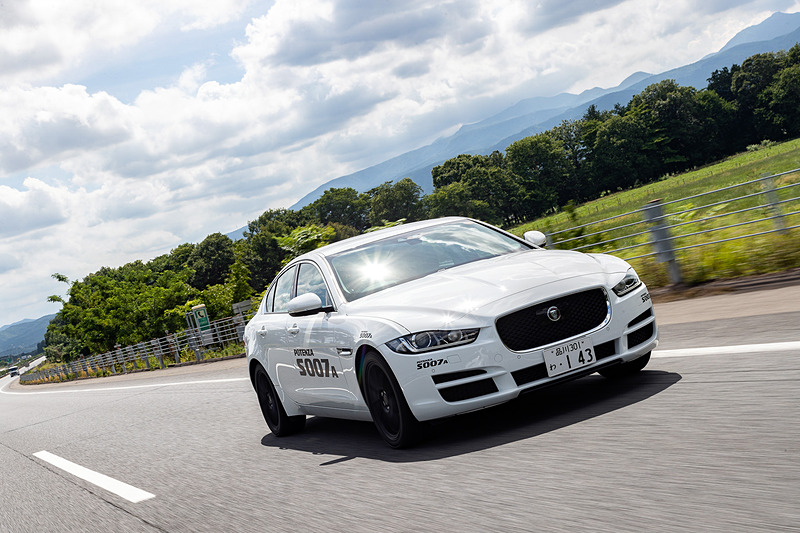 ジャガー XEで高速道路を走行