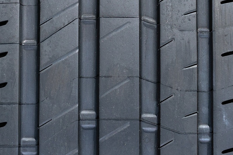 左からアウト側、センター、イン側のトレッドパターン。S001に比べ直線を活かしたデザインとなっており、横溝も減っていることからより高剛性になっていることが分かる