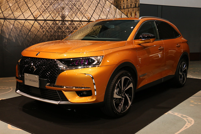 DS 7 クロスバック Grand Chic。ボディサイズは4590×1895×1635mm（全長×全幅×全高）、ホイールベースは2730mm。展示車は最高出力165kW（225PS）/5500rpm、最大トルク300N･m/1900rpmを発生する直列4気筒DOHC 1.6リッター直噴ガソリンターボエンジンを搭載しており、オプションの「パノラミックサンルーフ」装着車で車両重量は1590kg（非装着車は1570kg）。ボディカラーはコミュニケーションカラーの「オル・ビザンタン」