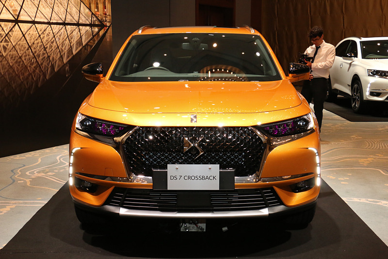 DS 7 クロスバック Grand Chic。ボディサイズは4590×1895×1635mm（全長×全幅×全高）、ホイールベースは2730mm。展示車は最高出力165kW（225PS）/5500rpm、最大トルク300N･m/1900rpmを発生する直列4気筒DOHC 1.6リッター直噴ガソリンターボエンジンを搭載しており、オプションの「パノラミックサンルーフ」装着車で車両重量は1590kg（非装着車は1570kg）。ボディカラーはコミュニケーションカラーの「オル・ビザンタン」
