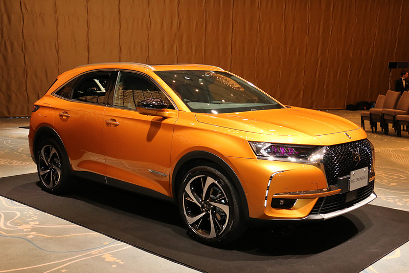 DS 7 クロスバック Grand Chic。ボディサイズは4590×1895×1635mm（全長×全幅×全高）、ホイールベースは2730mm。展示車は最高出力165kW（225PS）/5500rpm、最大トルク300N･m/1900rpmを発生する直列4気筒DOHC 1.6リッター直噴ガソリンターボエンジンを搭載しており、オプションの「パノラミックサンルーフ」装着車で車両重量は1590kg（非装着車は1570kg）。ボディカラーはコミュニケーションカラーの「オル・ビザンタン」