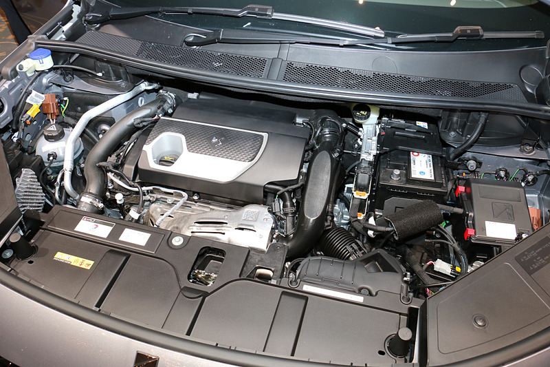 1.6リッターの排気量から225PSを発生する直列4気筒DOHC 1.6リッター直噴ガソリンターボエンジンは、微粒子フィルターを装備して「欧州排出ガス浄化基準6.2」をクリアする環境性能も兼ね備えている。トランスミッションはアイシン・エィ・ダブリュと共同開発した8速オートマチック「EAT8」を全車で採用