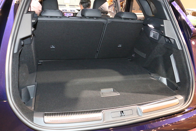 ラゲッジスペースは555L（VDA方式）の容量を備え、6：4分割可倒式のリアシートを前方にダイブダウンさせることでフラットでさらに広い収納スペースを実現。ラゲッジスペースの両サイドに「ワンタッチリアシートバックフォールディング機構」のレバーを設定している