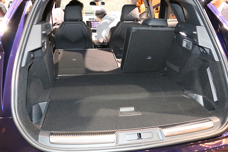 ラゲッジスペースは555L（VDA方式）の容量を備え、6：4分割可倒式のリアシートを前方にダイブダウンさせることでフラットでさらに広い収納スペースを実現。ラゲッジスペースの両サイドに「ワンタッチリアシートバックフォールディング機構」のレバーを設定している