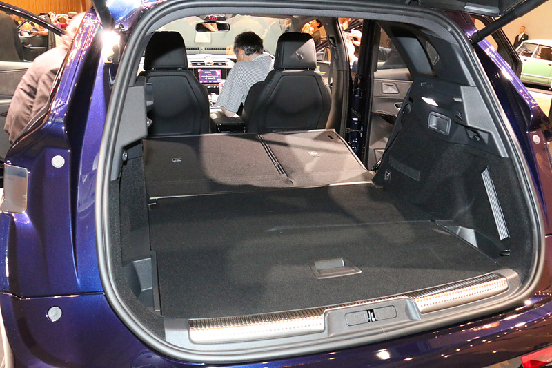 ラゲッジスペースは555L（VDA方式）の容量を備え、6：4分割可倒式のリアシートを前方にダイブダウンさせることでフラットでさらに広い収納スペースを実現。ラゲッジスペースの両サイドに「ワンタッチリアシートバックフォールディング機構」のレバーを設定している