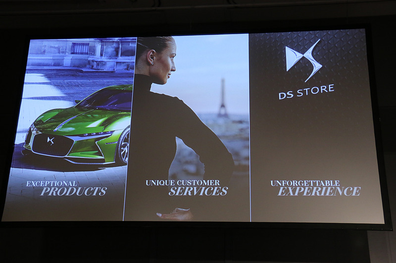 プレヴォ氏はDSブランドの3つを柱として「類い希なる製品」「パーソナライズしたサービス」「ショールームにおける忘れられない体験」があり、DS 7 クロスバックからスタートする「第2世代」のDSモデルでは「最初のDS」から継承するヘリテージを備えていると語った