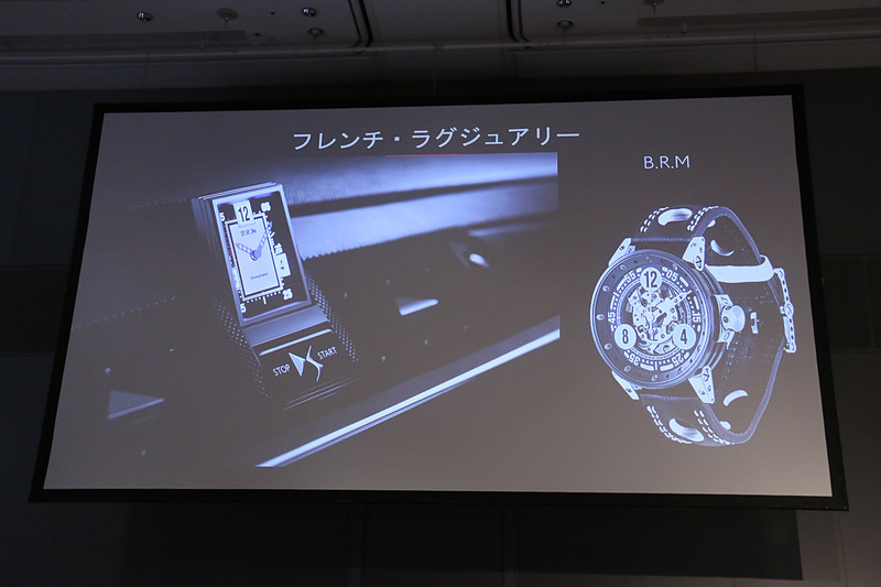 文字盤の反射を抑制するため高級機械式腕時計の「ブレゲ」で初採用されたという「ギョシェ彫り」をインテリアで再現