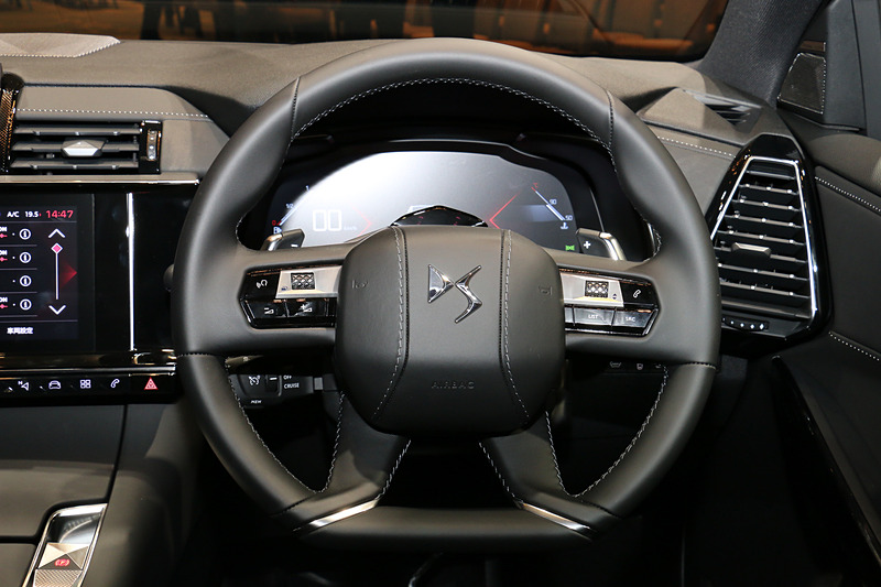 ステアリングは全車革巻ステアリングホイールを標準装備。パドルシフトやステアリングスイッチなどを備えている