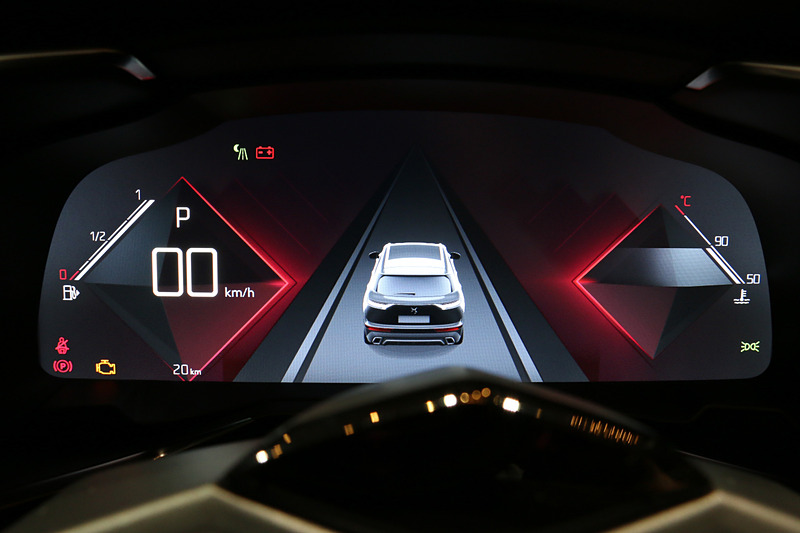 12.3インチのフルデジタルインストルメントパネルを全車標準装備