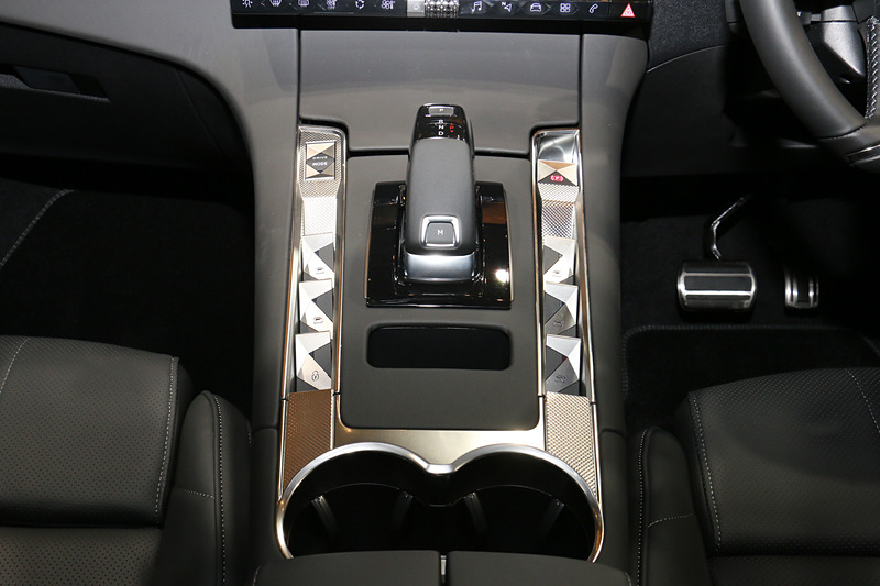センターコンソールには8速AT「EAT8」のシフトセレクターに加え、ドライブモードを変更する「DS センソリアルドライブ」のセレクトスイッチ、電動パーキングブレーキスイッチ、前後ドアウィンドウのパワーウィンドウスイッチなどを設定