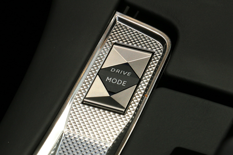 センターコンソールには8速AT「EAT8」のシフトセレクターに加え、ドライブモードを変更する「DS センソリアルドライブ」のセレクトスイッチ、電動パーキングブレーキスイッチ、前後ドアウィンドウのパワーウィンドウスイッチなどを設定