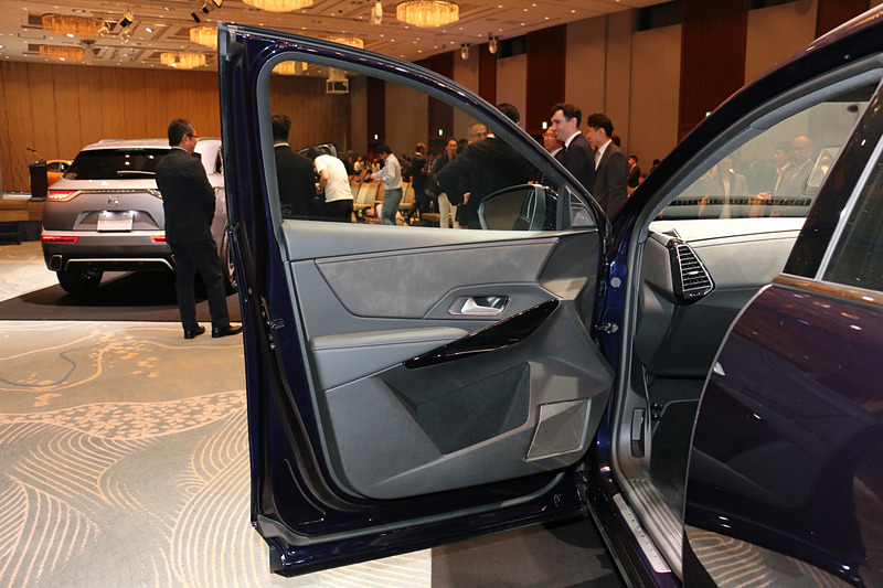 前後ドアのドアトリム