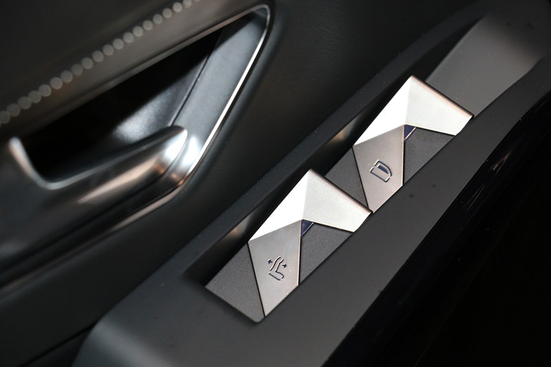 リアドアにはパワーウィンドウスイッチに加え、後席バックレストの電動リクライニングスイッチを備える