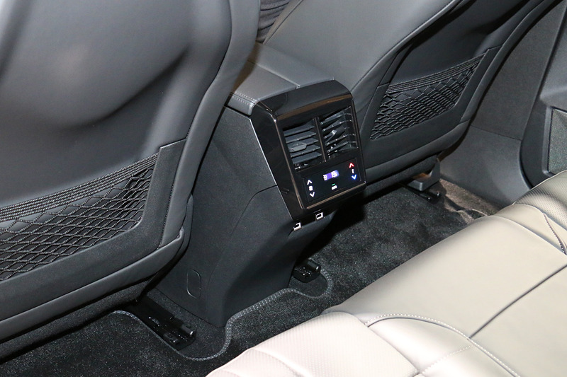 「後席用エアコンコントロールパネル」はGrand Chic専用装備