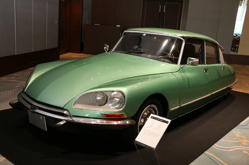 発表会場には「最初のDS」となるシトロエン「DS 23 IE Pallas」も展示された