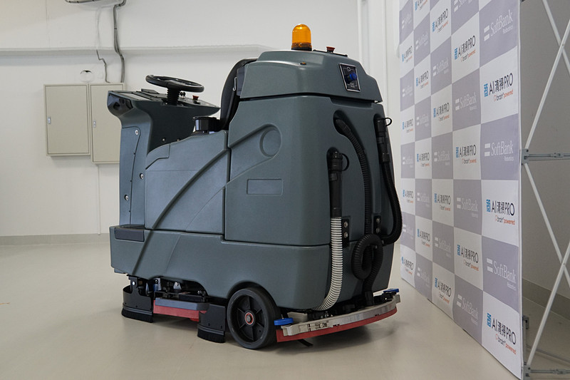 RS26 powered by BrainOSは公共施設等の床面を水や回転ブラシを使って清掃する搭乗式スクラバー。サイズは1691×846×1383mm（全長×全幅×全高）