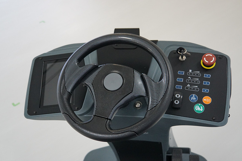 フロント部分のステアリング周辺に自動運転のためのセンサー類を集約。走行ユニットや洗浄水のためのタンクなどはベース車両のまま