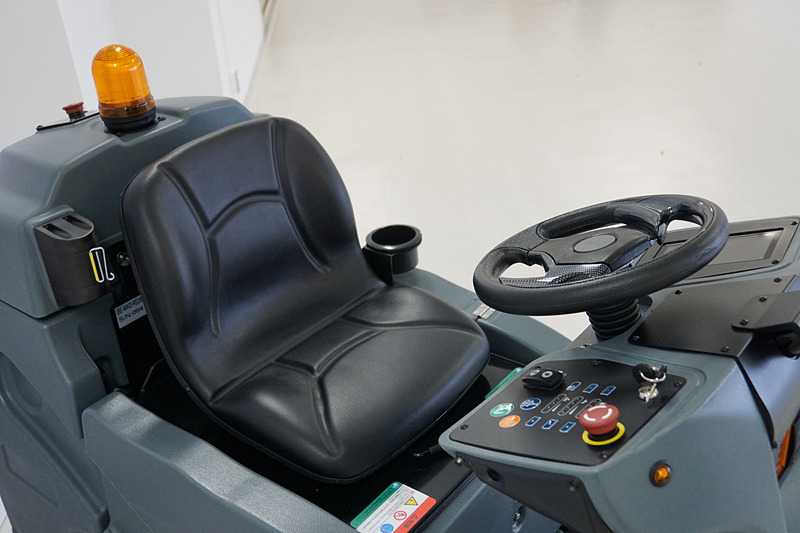 シートやステアリングを装備して有人による手動操作で清掃も可能