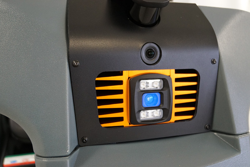 上側のレンズが報告用の撮影カメラ、下側のレンズが空間を認識する3Dカメラ