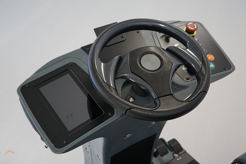 フロント部分のステアリング周辺に自動運転のためのセンサー類を集約。走行ユニットや洗浄水のためのタンクなどはベース車両のまま