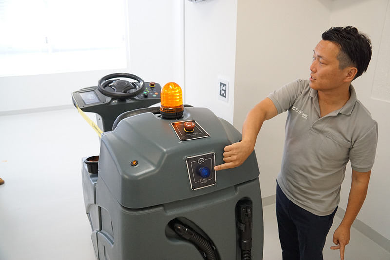 車両後部のスイッチを押すと自動清掃を開始