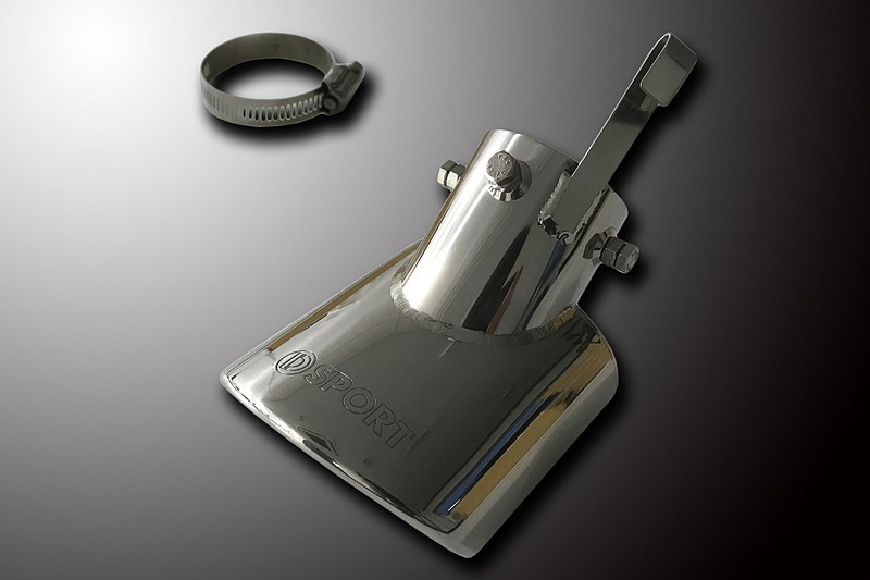 マフラー交換までは考えていないけど、リアビューをカッコよくしたいというニーズに応える「プレミアムマフラーカッター」。材質はSUS304オールステンレス。脱落防止対策も施されている。エンド径は106×76mmのオーバルタイプ。ダイハツのOEM車で2WDであれば全車装着可。価格は1万2800円（税別）