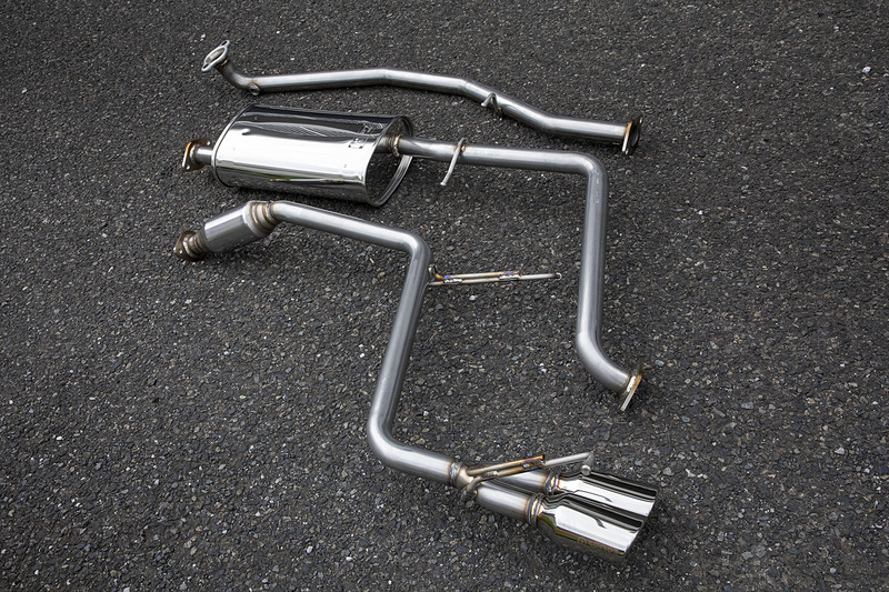 D-SPORTのダイハツ トール（M900S）用「スポーツマフラーCD feat.5ZIGEN」。自然吸気エンジン用でターボエンジン用は開発中。価格は9万9000円（税別）。材質はSUS304オールステンレス