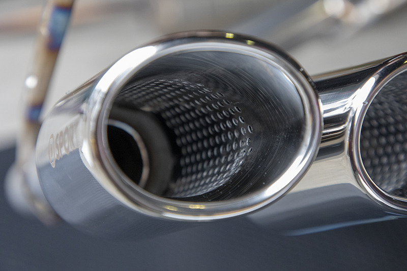 テールエンドはカール処理されているので、新基準に適合するものとなっている