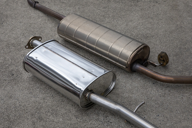 純正マフラーのサイレンサーとの比較。手前が「スポーツマフラーCD feat.5ZIGEN」で奥が純正マフラー。保安基準適合品なので音量は控えめ