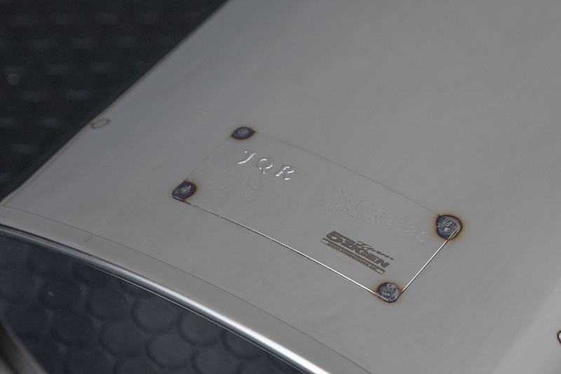 スポーツマフラーCD feat.5ZIGENのサイレンサー部には、近接排気騒音値と加速騒音値を性能等確認機関で試験して合格した製品に貼られるJQRのロゴ入りプレートが付く