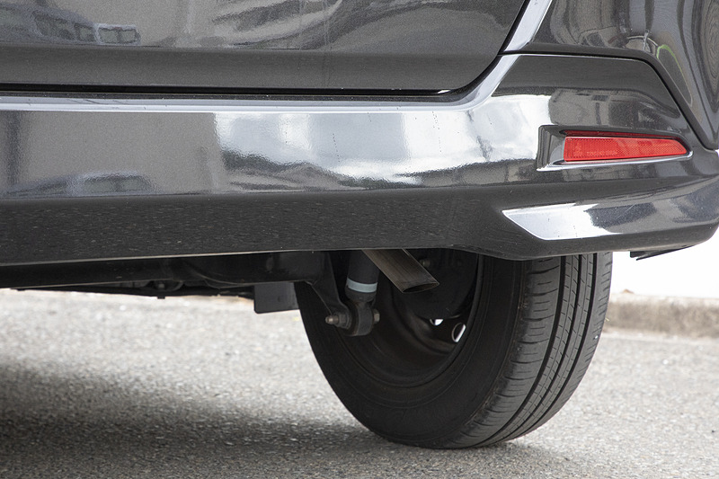 純正マフラーは2009年から施行されたマフラーの新基準に適合する作りで、テールパイプエンドがリアバンパーより奥になる。そのため後方から見ると、まるでマフラーがないようにも見える