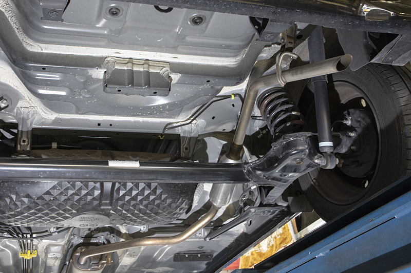 純正マフラーは2009年から施行されたマフラーの新基準に適合する作りで、テールパイプエンドがリアバンパーより奥になる。そのため後方から見ると、まるでマフラーがないようにも見える