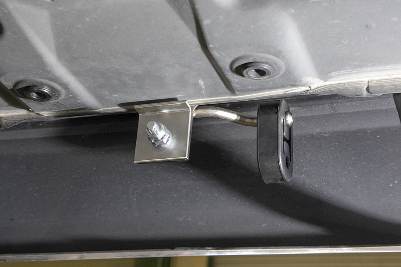 センター出しにするため、付属のブラケットを装着してマフラーを支持するポイントを新設する