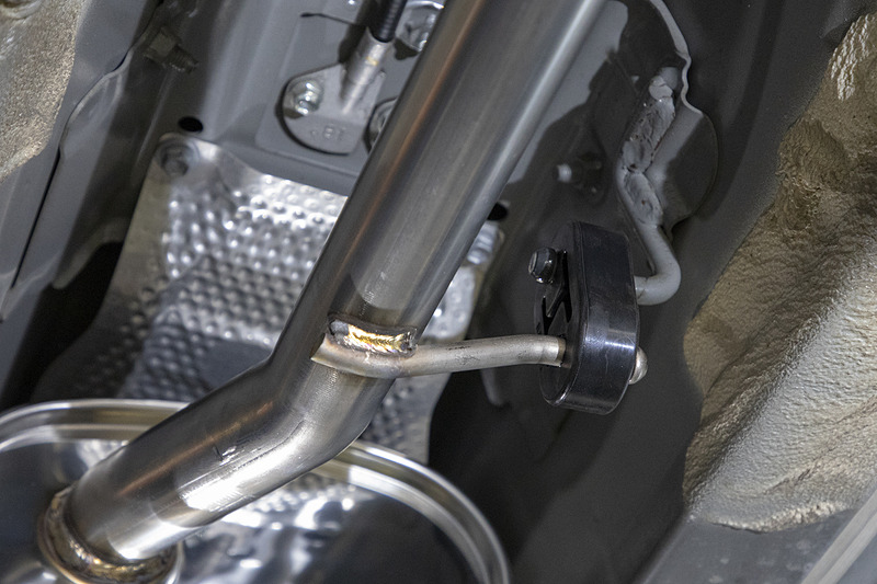 作りがいいので、車体側の純正マフラー用フックとスポーツマフラーCD feat.5ZIGENのフックの位置がピッタリと合う