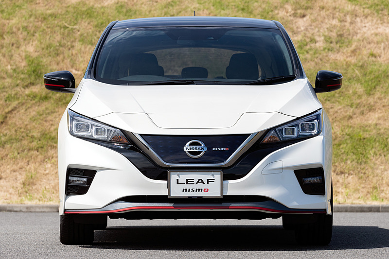 エクステリアでは専用のフロントバンパー、フロントグリル、LEDハイパーデイライト、ドアミラー、サイドシルプロテクター、リアバンパー、リアフォグランプなどを採用し、Cd値を悪化させることなくダウンフォースを向上。足下はNISMO専用18インチアルミホイールにハイグリップタイヤのコンチネンタル「ContiSportContact 5」（225/45 R18）を組み合わせる