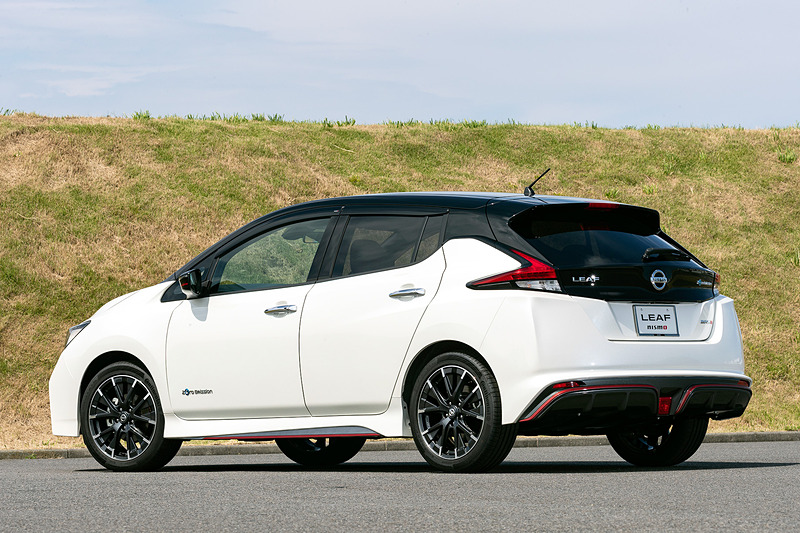 7月31日発売のNISMOロードカーシリーズ第7弾「リーフ NISMO」（403万2720円）。標準車の「X」グレードをベースとし、内外装に専用装備を与えて走りの楽しさを追求したモデルになっている。ボディサイズは4510×1790×1550mm（全長×全幅×全高）、ホイールベースは2700mm