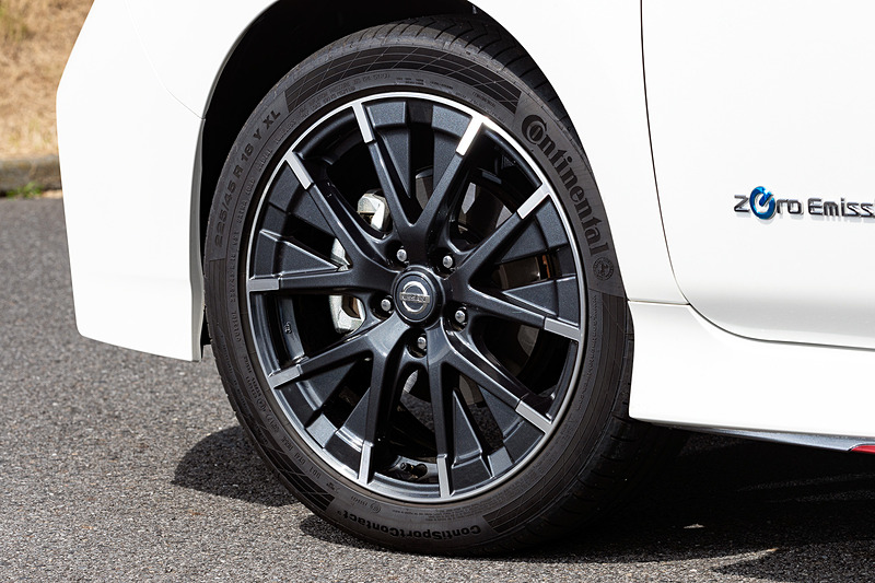 エクステリアでは専用のフロントバンパー、フロントグリル、LEDハイパーデイライト、ドアミラー、サイドシルプロテクター、リアバンパー、リアフォグランプなどを採用し、Cd値を悪化させることなくダウンフォースを向上。足下はNISMO専用18インチアルミホイールにハイグリップタイヤのコンチネンタル「ContiSportContact 5」（225/45 R18）を組み合わせる