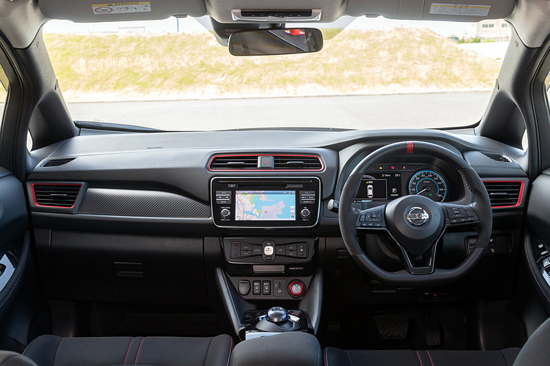 インテリアはNISMOのアイコニックカラーであるレッドを随所にあしらい、スポーティなデザインに仕上げた。アルカンターラ巻き3本スポークステアリング、インストルメントパネルの専用カーボン調フィニッシャー、ガンメタクローム加飾が施された電動シフトやパーキングブレーキスイッチなどが専用装備になる