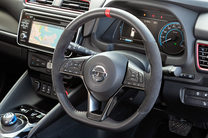 インテリアはNISMOのアイコニックカラーであるレッドを随所にあしらい、スポーティなデザインに仕上げた。アルカンターラ巻き3本スポークステアリング、インストルメントパネルの専用カーボン調フィニッシャー、ガンメタクローム加飾が施された電動シフトやパーキングブレーキスイッチなどが専用装備になる