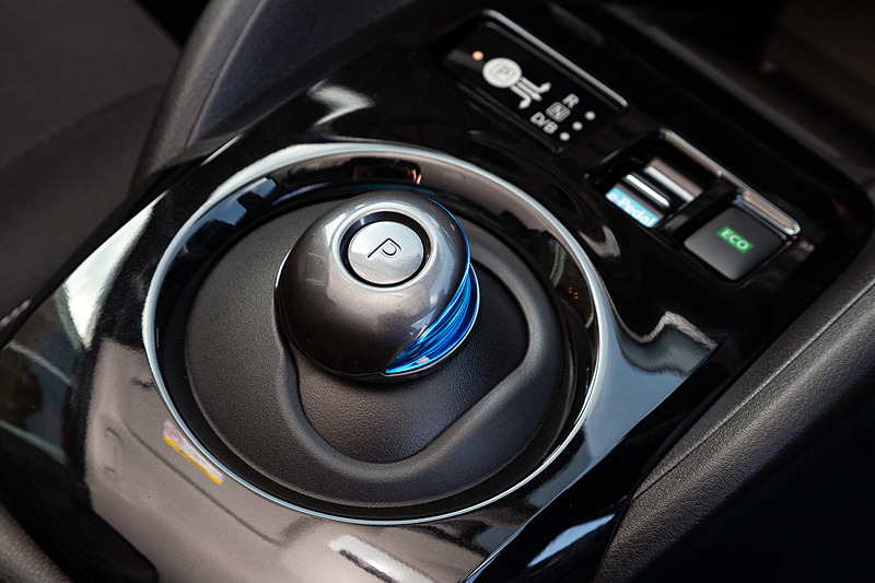 インテリアはNISMOのアイコニックカラーであるレッドを随所にあしらい、スポーティなデザインに仕上げた。アルカンターラ巻き3本スポークステアリング、インストルメントパネルの専用カーボン調フィニッシャー、ガンメタクローム加飾が施された電動シフトやパーキングブレーキスイッチなどが専用装備になる