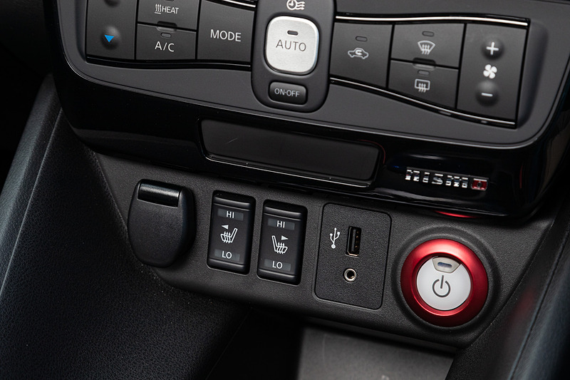 インテリアはNISMOのアイコニックカラーであるレッドを随所にあしらい、スポーティなデザインに仕上げた。アルカンターラ巻き3本スポークステアリング、インストルメントパネルの専用カーボン調フィニッシャー、ガンメタクローム加飾が施された電動シフトやパーキングブレーキスイッチなどが専用装備になる