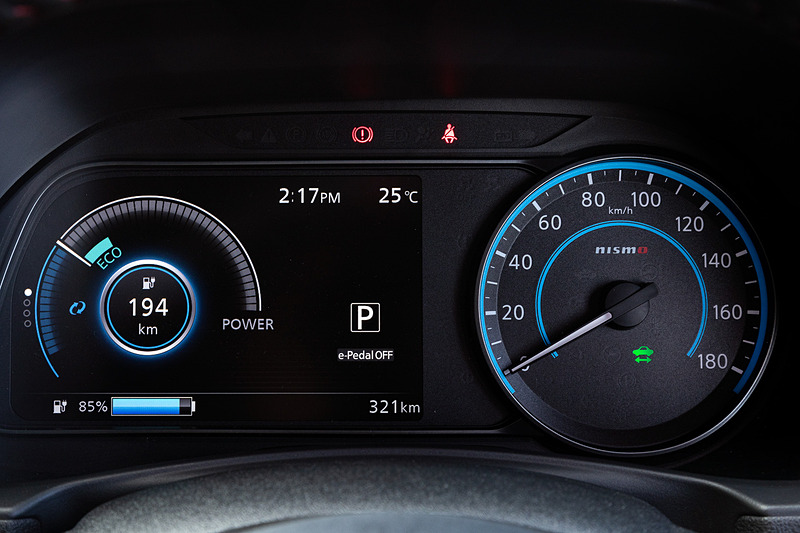 インテリアはNISMOのアイコニックカラーであるレッドを随所にあしらい、スポーティなデザインに仕上げた。アルカンターラ巻き3本スポークステアリング、インストルメントパネルの専用カーボン調フィニッシャー、ガンメタクローム加飾が施された電動シフトやパーキングブレーキスイッチなどが専用装備になる