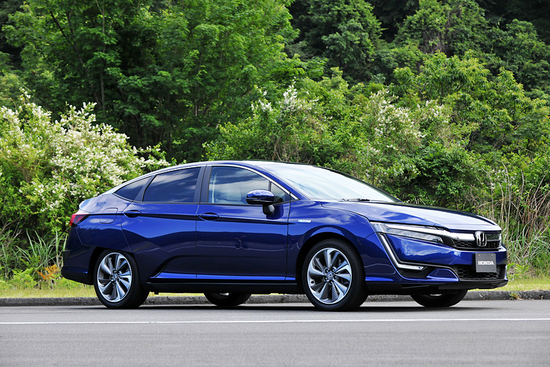 クラリティ PHEVのボディサイズは4915×1875×1480mm（全長×全幅×全高）。ホイールベースは2750mm。車両重量は1850kg。エクステリアの基本デザインはクラリティ フューエル セルとほぼ同じ