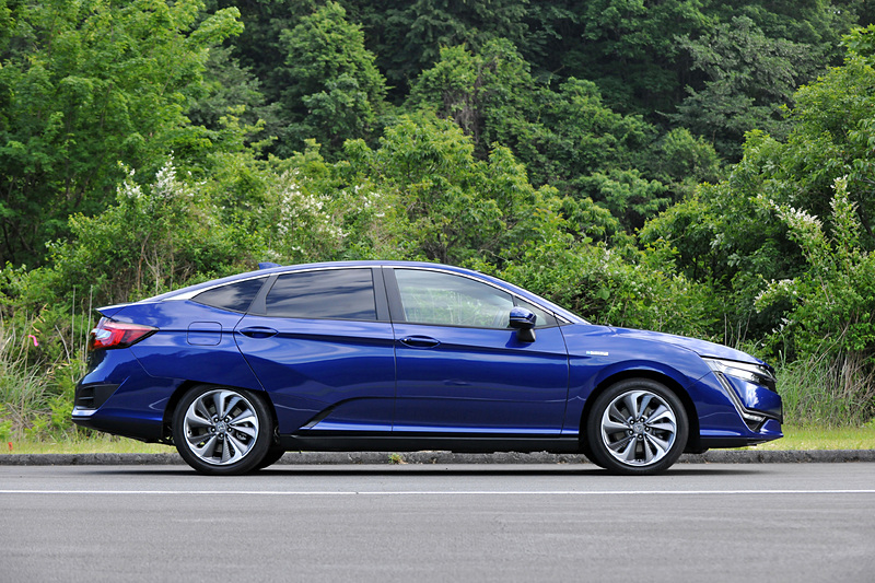 クラリティ PHEVのボディサイズは4915×1875×1480mm（全長×全幅×全高）。ホイールベースは2750mm。車両重量は1850kg。エクステリアの基本デザインはクラリティ フューエル セルとほぼ同じ