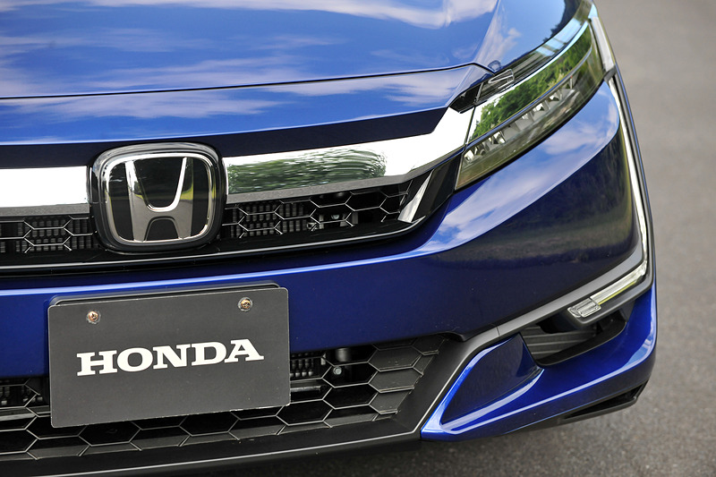 クラリティ PHEV専用のグリルデザインを採用